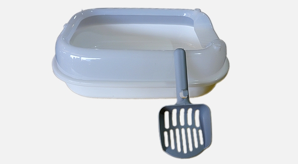 صحن رمل أبيض للقطط والحيوانات الأليفة مع ملعقة للرمل